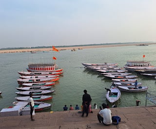 Gurus and the ‘Guru’ Mantra of the Banarasis — Meeratales