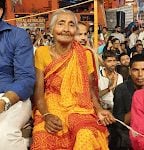The woman who never misses the Ganga arti — Meeratales