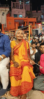 The woman who never misses the Ganga arti — Meeratales